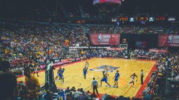 28circles|南安普顿败给普雷斯顿赛后，后卫内森-伍德与主场球迷爆发激烈争执